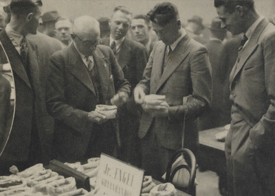 300305 Afbeelding van het keuren van monsters graan tijdens de wekelijkse graanbeurs in de Handelsbeurs (Mariaplaats ...